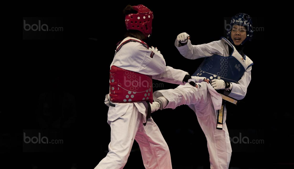 Atlet taekwondo Indonesia, Shaleha Fitriana (biru), saat melawan Nguyen Ha Thi pada final kelas kyorugi -62 SEA Games di KLCC, Kuala Lumpur, Minggu (27/8/2017). Kalah di final, Shaleha harus puas meraih perak. (Bola.com/Vitalis Yogi Trisna)