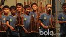 Anak-anak SD DR.Cipto Bandung memainkan musik angklung saat peluncuran tim Persib Bandung di Stadion Siliwangi, Bandung, Minggu (2/4/2017). Peluncuran tim ini menandai kesiapan Persib menghadapi Liga 1 Indonesia. (Bola.com/Nicklas Hanoatubun)