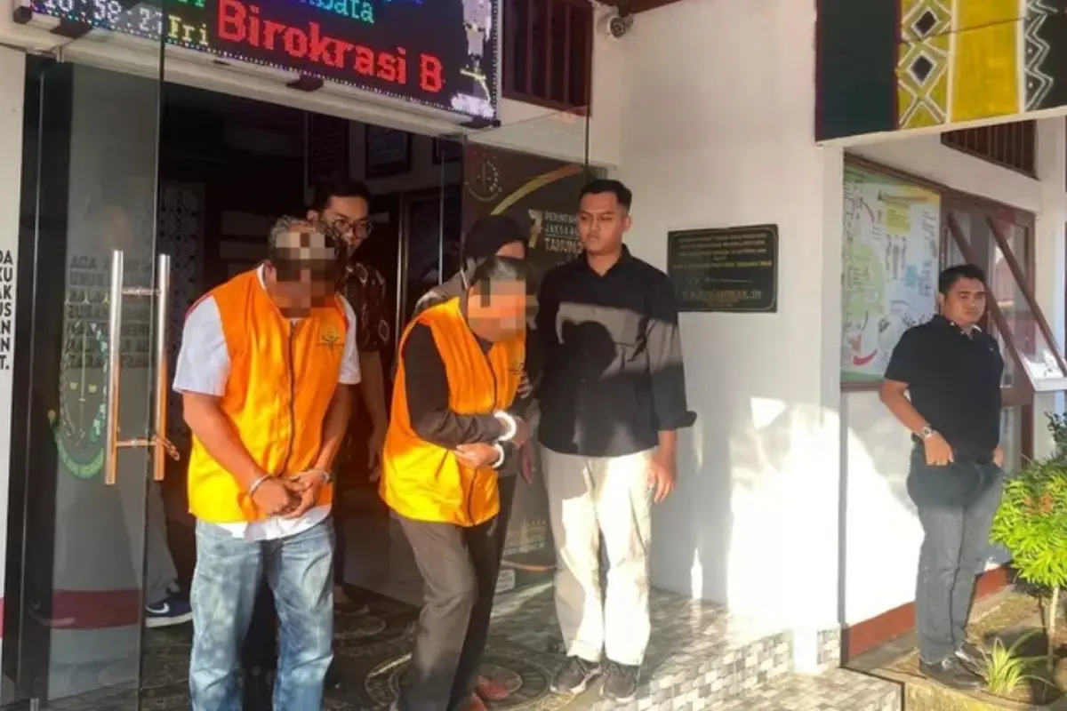 Dua tersangka korupsi pembangunan SLBN Lewoleba, Kabupaten Lembata, NTT (Liputan6.com/Ola Keda)