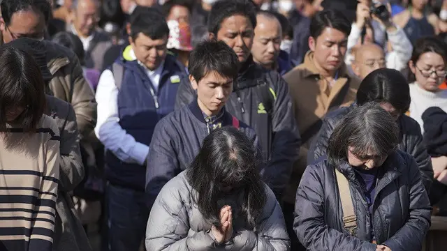 Warga larut dalam doa dan kenangan tepat saat peringatan tujuh tahun gempa dan tsunami yang melanda Jepang