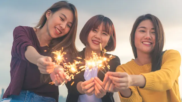 perempuan merayakan tahun baru