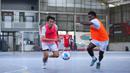 Pemain Timnas Futsal Indonesia, Cris Danie Yeimo (kanan) mencoba mengambil bola dari rekan satu timnya pada pemusatan latihan di Tifosi Sport Center, Jakarta Timur, Rabu (1/4/2026). (Dok. Timnas Futsal Indonesia)