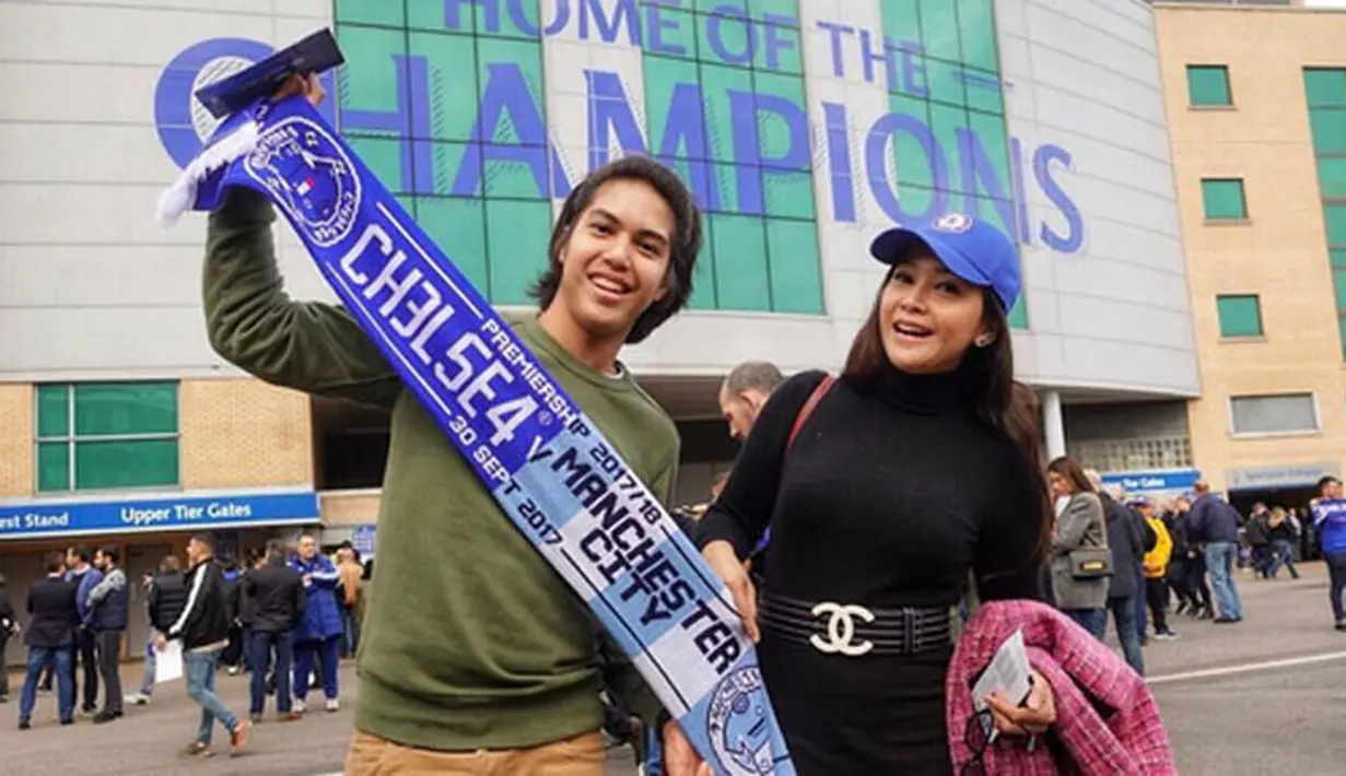 Beberapa kegiatan dilakukan Maia di Negara tempat anak keduanya dengan Ahmad Dhani akan menuntut ilmu. Salah satunya adalah menyaksikan pertandingan klub sepakbola Manchester City dan Chelsea. (Instagram/elelrumi)