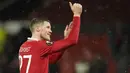 Selebrasi striker Manchester United, Wout Weghorst usai laga leg pertama babak 16 besar Liga Europa 2022/2023 menghadapi Real Betis di Old Trafford Stadium, Manchester (9/3/2023). Didatangkan MU untuk menggantikan peran Cristiano Ronaldo, Wout Weghorst yang dipinjam dari Burnley sebenarnya ingin mengenakan nomor punggung 9 sebagai identitas seorang striker. Namun karena nomor tersebut masih menjadi milik Anthony Martial, ia memilih nomor 27, yang bila digabungkan setara dengan nomor 9. (AP Photo/Dave Thompson)