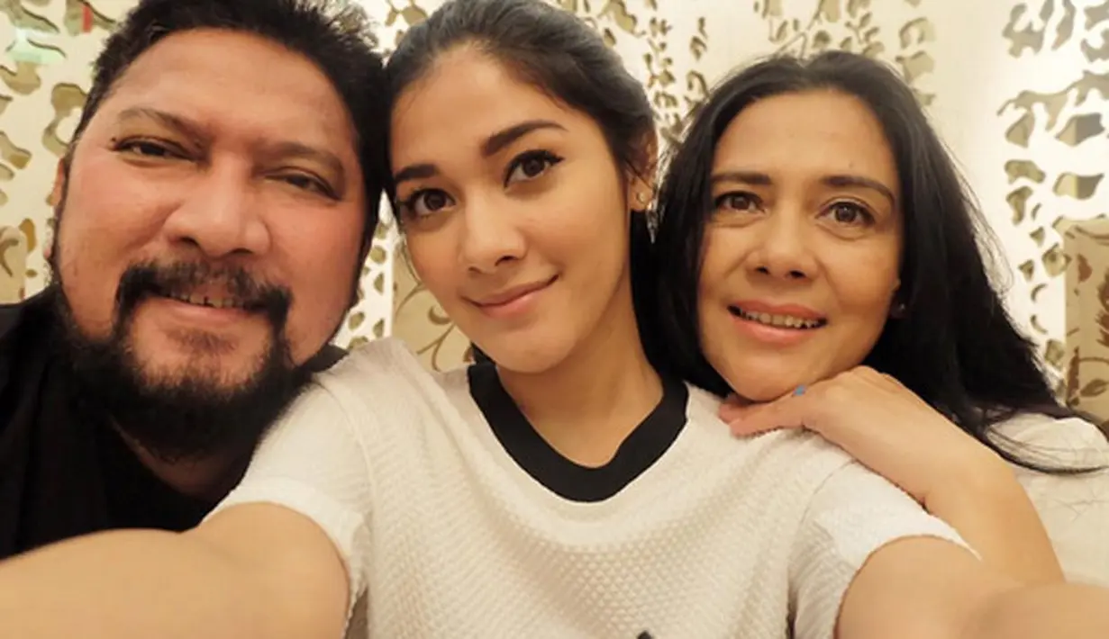 Hubungan baik setelah tak jadi suami istri juga ditunjukkan artis senior Lidya Kandou dan Jamal Mirdad. Pasangan yang membina rumah tangga selama 27 tahun itu kandas setelah Lydia mengajukan gugatan cerai. (Instagram/naymirdad)