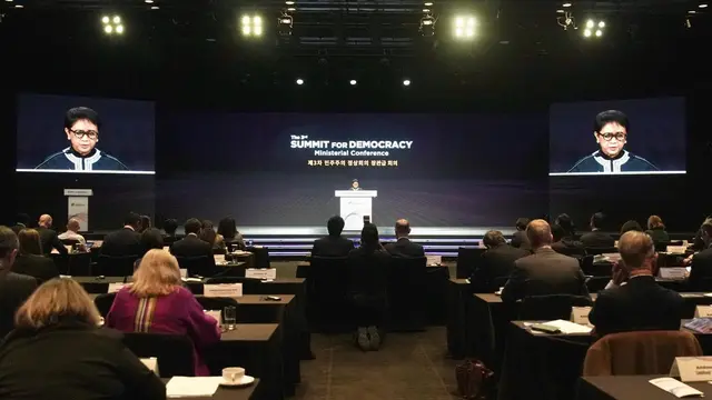 Menteri Luar Negeri Republik Indonesia (Menlu RI) Retno Marsudi dalam Pertemuan Tingkat Menteri pada KTT Demokrasi ke-3 di Seoul, Korea Selatan, Senin (18/3/2024). (Dok. Kemlu RI)​