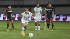 Ekspresi pemain Persib Bandung, Ciro Alves, saat melepaskan tendangan penalti ke gawang Dewa United pada laga BRI Liga 1 di Stadion Indomilk Arena, Tangerang, Minggu (26/11/2023). (Bola.com/M Iqbal Ichsan)