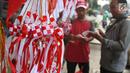 Penjual bendera dan aksesori perayaan kemerdekaan RI menawarkan dagangannya di kawasan Pasar Minggu, Jakarta, Selasa (1/8). Jelang Hari Kemerdekaan, penjualan bendera dan aksesori kemerdekaan mulai marak di Ibukota. (Liputan6.com/Immanuel Antonius)