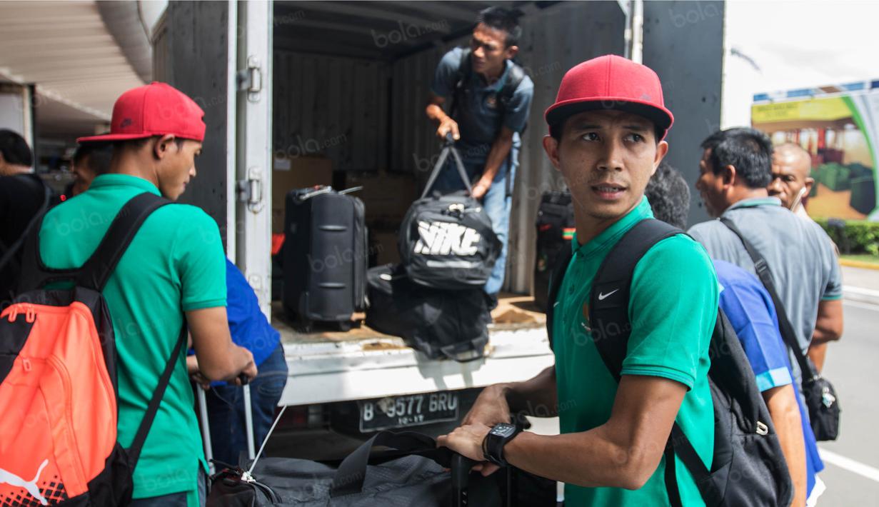 Bek kiri Timnas Indonesia, Abdul Rahman, merapikan barang-barang saat tiba di Bandara Soekarno-Hatta, Banten, Sabtu (26/11/2016). Timnas Indonesia akan melakoni laga leg pertama melawan Vietnam pada Sabtu (3/12/2016). (Bola.com/Vitalis Yogi Trisna)