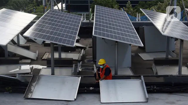 FOTO: Target Industri Panel Surya Dalam Negeri