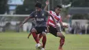 Pemain Madura United, Rossi Nopriharis, berusaha merebut bola dari pemain Persiba Balikpapan, Yogi di Stadion Ahmad Yani, Sumenep, Sabtu (20/2/2016). (Bola.com/Vitalis Yogi Trisna)