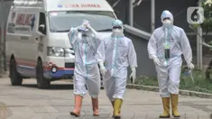 Tenaga kesehatan mengenakan alat pelindung diri (APD) lengkap di zona merah Rumah Sakit Darurat (RSD) Wisma Atlet, Kemayoran, Jakarta, Senin (23/11/2020). Total kasus konfirmasi COVID-19 di Indonesia hari ini mencapai angka 502.110 usai penambahan harian sebanyak 4.442. (merdeka.com/Iqbal S Nugroho)
