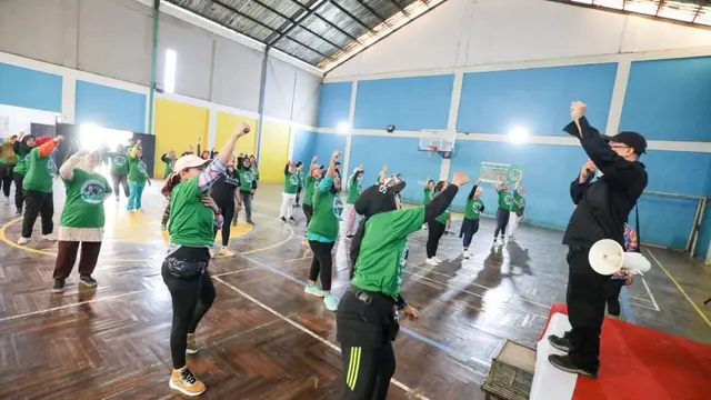 Komunitas Ojek Online (Kajol) Indonesia menggelar senam zumba untuk driver ojol wanita pada Selasa (21/3/2023). Kegiatan olahraga itu digelar di Gelora Hady Depok, Pancoran Mas, Kota Depok, Jawa Barat (Jabar) (Istimewa)