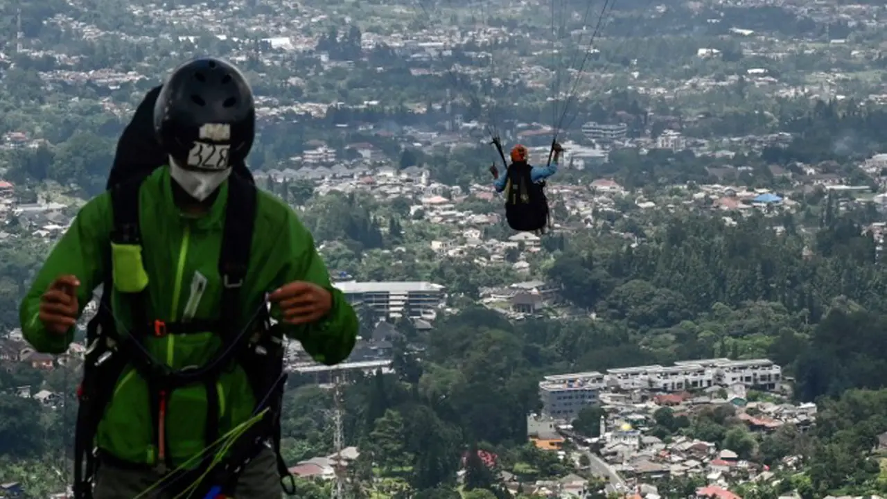 FOTO: Memacu Adrenalin Naik Paralayang di Puncak Bogor