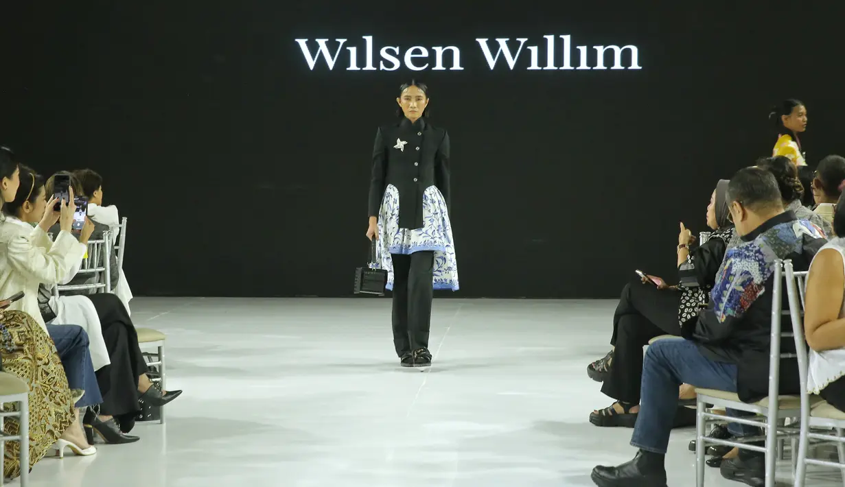 Selain itu, untuk menutup koleksinya, Wilsen Willim juga menghadirkan beberapa potong busana berbahan batik. [Foto: Document/FIMELA]