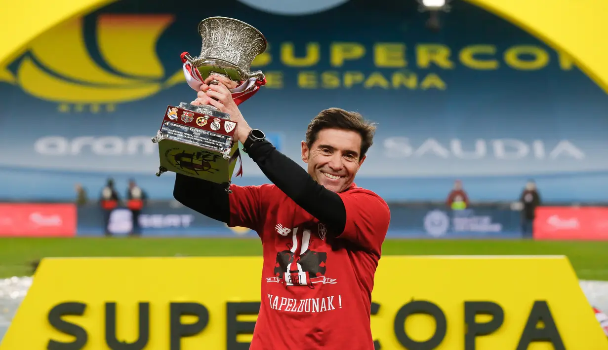Pelatih Athletic Bilbao, Marcelino Garcia Toral mengangkat trofi Piala Super Spanyol usai pertandingan final melawan Barcelona di stadion La Cartuja di Seville, Senin (18/1/2021). Bilbao pernah juara Piala Super Spanyol pada tahun 1984 dan terakhir 2015. (AFP/RFEF/Pablo Garcia)