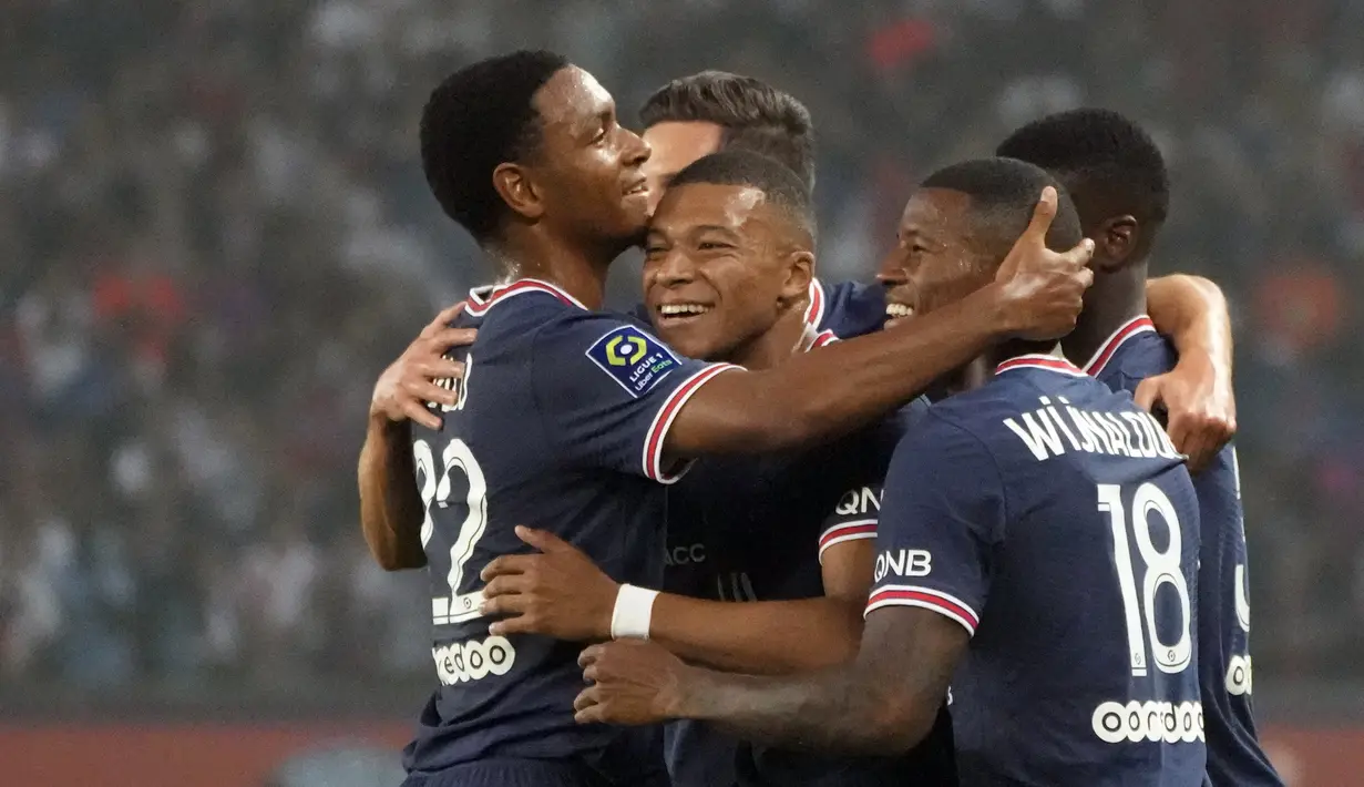 Penyerang Paris Saint-Germain (PSG) Kylian Mbappe berselebrasi dengan rekan setimya setelah mencetak gol ke gawang Strasbourg pada laga pekan kedua Liga Prancis di Stadion Parc des Princes, Minggu (15/8/2021) dini hari WIB. PSG membekuk tamunya Strasbourg 4-2. (AP Photo/Francois Mori)