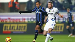 Pemain Atalanta Luis Muriel (kiri) berebut bola dengan pemain Inter Milan Milan Skriniar pada pertandingan sepak bola Liga Italia di Stadion Gewis, Bergamo, Italia, 16 Januari 2022. Pertandingan berakhir imbang 0-0. (Spada/LaPresse via AP)