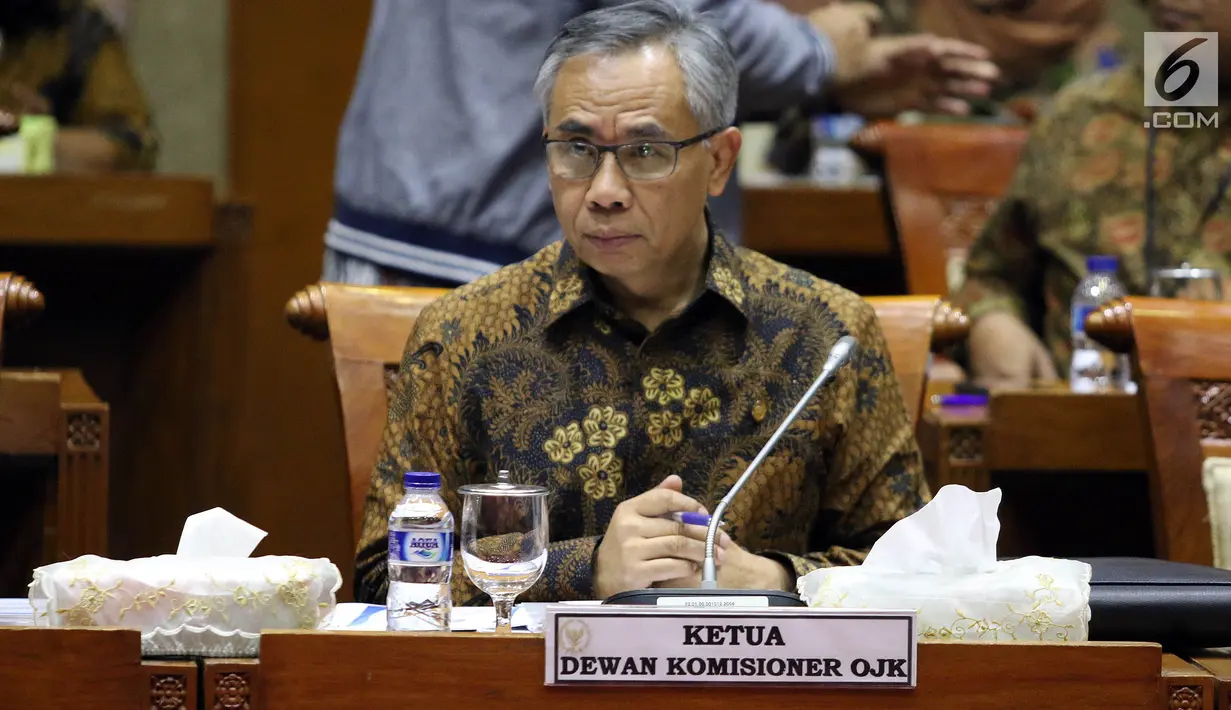 Ketua Dewan Komisoner OJK Wimboh Santoso saat mengikuti rapat panja dengan Komisi XI di Kompleks Parlemen Senayan, Jakarta, Selasa (11/12). Rapat tersebut membahas rencana anggaran OJK tahun 2019. (Liputan6.com/JohanTallo)