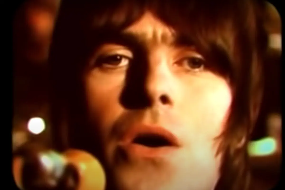 Penampilan Liam Gallagher dalam video musik Stop Crying Your Heart Out bersama Oasis pada 2002 silam. (Foto: YouTube/Oasis)