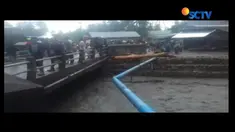 Banjir bandang yang terjadi di Kolaka, Sulawesi Utara, menelan korban. Bapak dan anak terseret banjir bersama rumah mereka.