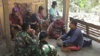 Anggota TNI dan warga berbincang akrab di sela rehabilitasi rumah tak layak huni (RTLH) dalam TMMD Reguler ke-106 di Desa Rahayu, Padureso, Kebumen. (Foto: Liputan6.com/Kodim 0709 Kebumen/Muhamad Ridlo)