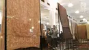 Sejumlah kain batik saat dipamerkan di Musium Bank Mandiri, Jakarta, Rabu (25/10). Pameran batik 100 kain negeri tersebut merupakan karya desainer Oscar Lawalata. (Liputan6.com/Angga Yuniar)