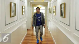 Pesepakbola Indonesia, Evan Dimas saat berada di kantor Kemenpora, Jakarta, Kamis (19/5/2016). Evan Dimas kembali ke Indonesia setelah sekitar empat bulan menimba ilmu di klubEspanyol, Spanyol. (Liputan6.com/Helmi Fithriansyah)