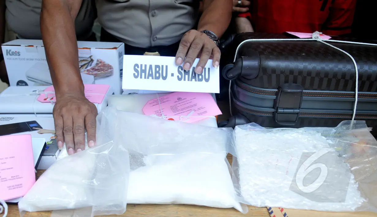 Petugas menunjukan barang bukti jenis shabu saat merilis barang bukti di Polsek Senen, Jakarta, Senin (6/4/2015). Polisi berhasil mengamankan 2 kg shabu dari warga kenegaraan Iran, Hajinasiri Mohsen Aliasgharr. (Liputan6.com/Johan Tallo)