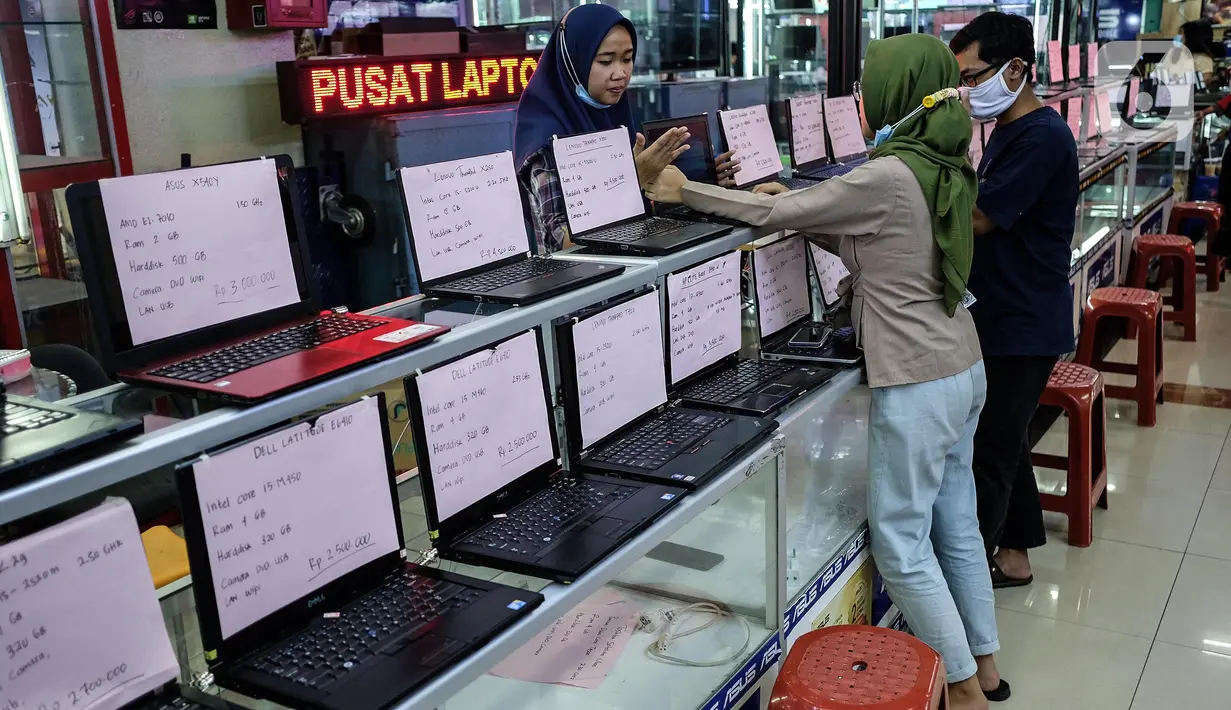 Calon pembeli melihat-lihat produk laptop di pusat elektronik Harco Mangga Dua, Jakarta, Selasa (9/3/2021). Dikutip dari phonearena, perusahaan riset pasar Canalys melihat pandemi-19 Covid telah membuat naiknya penjualan PC dan laptop di seluruh dunia. (merdeka.com/Imam Buhori)