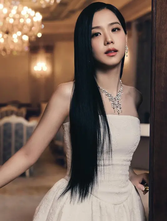 Jisoo BLACKPINK tampil anggun elegan mengenakan strapless dress putih dengan perhiasan mewah ari Cartier. Rambut hitam panjangnya yang lurus dibiarkan tergerai, sedangkan wajahnya dipoles makeup flawless bak goddess. [Foto: Instagram/sooyaaa__]