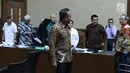 Irvanto Hendra Pambudi Cahyo (tengah) saat jeda sidang lanjutan di Pengadilan Tipikor, Jakarta, Selasa (7/8). Sebelumnya, JPU KPK mendakwa Irvanto dan Made Oka Masagung melakukan tindak pidana korupsi pengadaan e-KTP. (Liputan6.com/Helmi Fithriansyah)