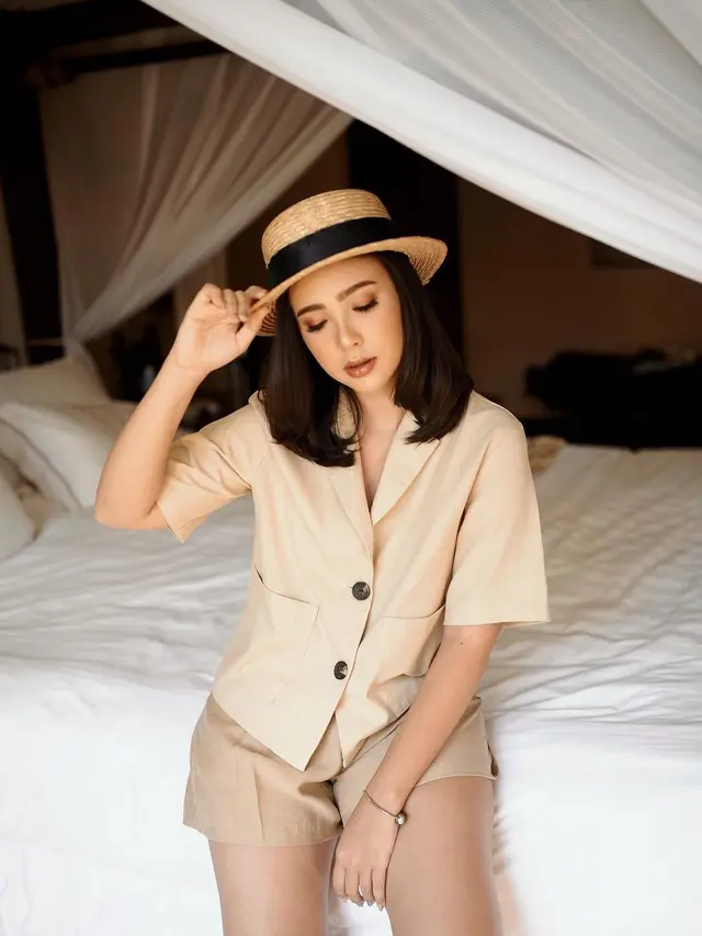 Potret Gaya Kasual Pamela Bowie Saat Kenakan Kemeja. (Sumber: Instagram/pamybowie)
