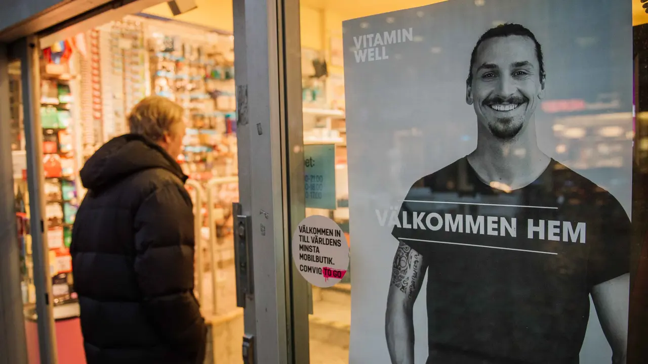Toko di Malmo menyambut kepulangan striker Manchester United (MU), Zlatan Ibrahimovic, ketika masih membela Paris Saint-Germain untuk laga Liga Champions, November 2015. 