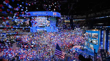 Balon-balon dijatuhkan setelah Wakil Presiden Amerika Serikat dan calon presiden dari Partai Demokrat Kamala Harris mengakhiri sambutannya pada hari keempat dan terakhir Konvensi Nasional Partai Demokrat (DNC) di United Center di Chicago, Illinois, pada tanggal 22 Agustus 2024. (Eva HAMBACH/AFP)