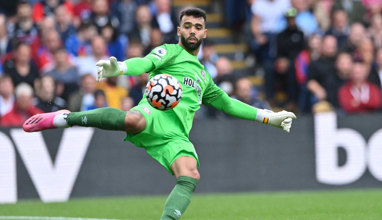 David Raya, kiper berusia 26 tahun yang kini memasuki musim ke-3 bersama Brentford tampil lumayan musim ini. Ia mampu membuat 5 kali clean sheet dari 16 laga di Liga Inggris dan membawa Brentford sementara berada di posisi 15 klasemen sementara. (AFP/Justin Tallis)