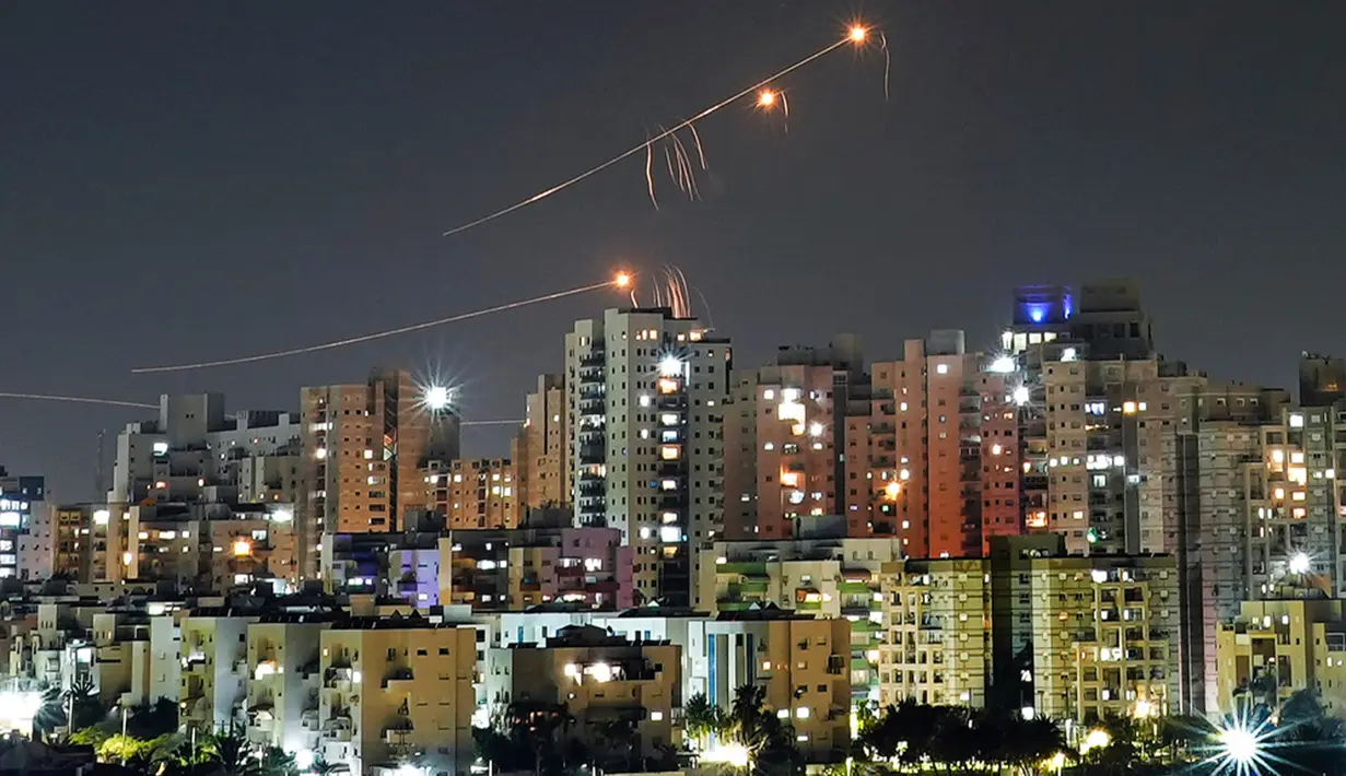 Perdana Menteri Benjamin Netanyahu mengatakan pasukannya tetap pada rencana kemenangan total. Israel meyakini Khan Younis merupakan basis kepemimpinan Hamas. (AP Photo/Tsafrir Abayov)