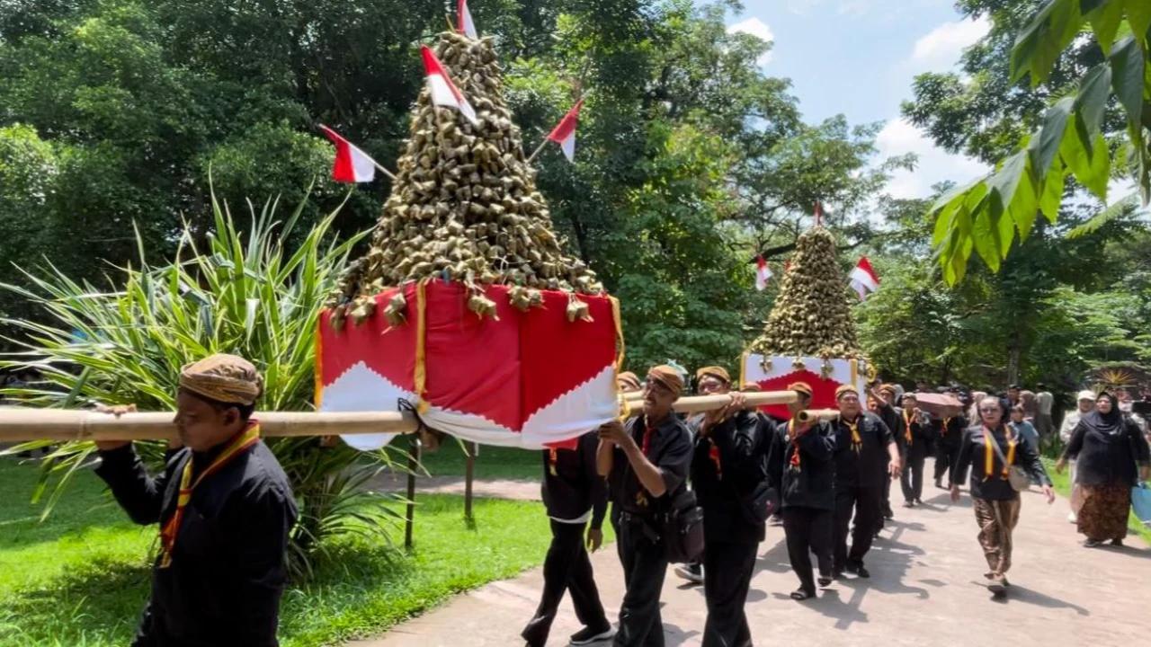 Serunya Grebeg Syawal di Solo Safari, Ratusan Pengunjung Berebut 3.000 Ketupat