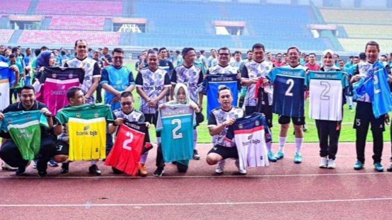 Dari hasil pemeriksaan saksi ahli, ASN foto bersama memamerkan kaus bola nomor dua bukan merupakan bentuk pelanggaran Pemilu.