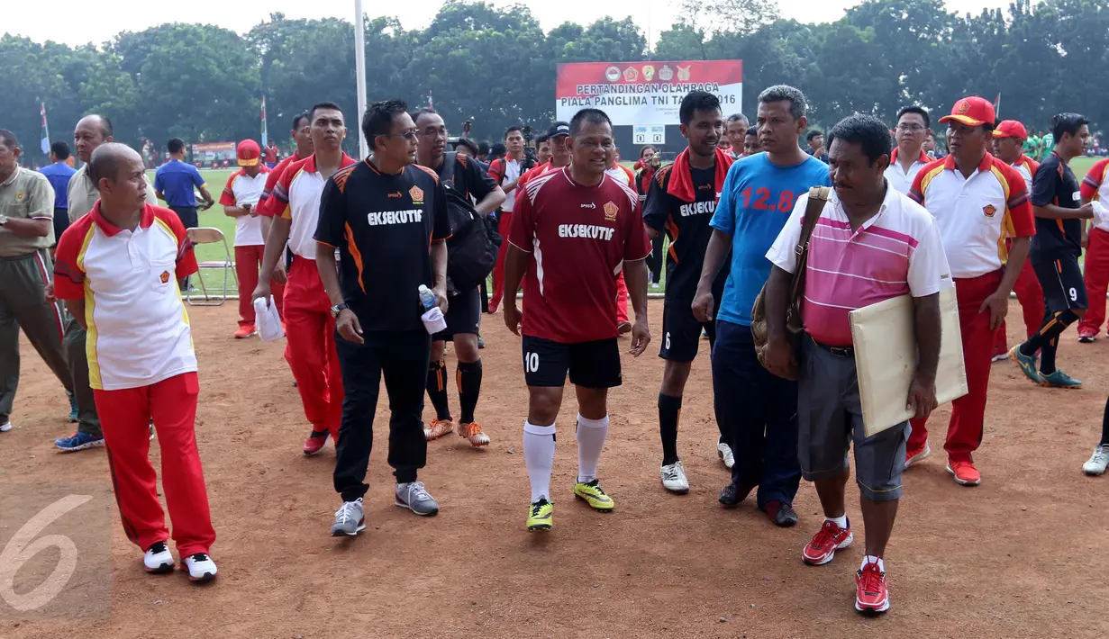 Panglima TNI Jenderal TNI Gatot Nurmantyo (tengah) meninggalkan lapangan seusai mengikuti pertandingan eksebisi antara tim Eksekutif TNI vs PS Pemred di lapangan Mabes TNI Cilangkap, Jakarta, Jumat (21/10). (Liputan6.com/Gempur M Surya)