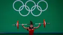 Lifter putri Indonesia, Sri Wahyuni Agustiani saat tampil di kelas 48 kilogram pada Olimpiade 2016, Brasil, Minggu (7/8). Sri berhasil meraih medali perak pertama untuk Indonesia. (REUTERS)