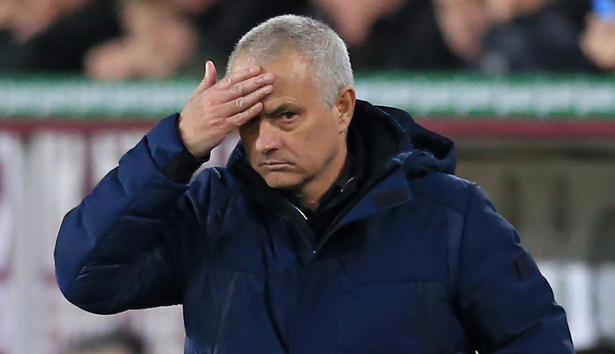 Pelatih, Tottenham, Jose Mourinho, memberikan isyarat kepada pemainnya dengan cara menyentuh kening saat pertandingan Tottenham melawan Burnley di laga Premier League (7/3/2020) lalu. (AFP/Lindsey Parnaby)