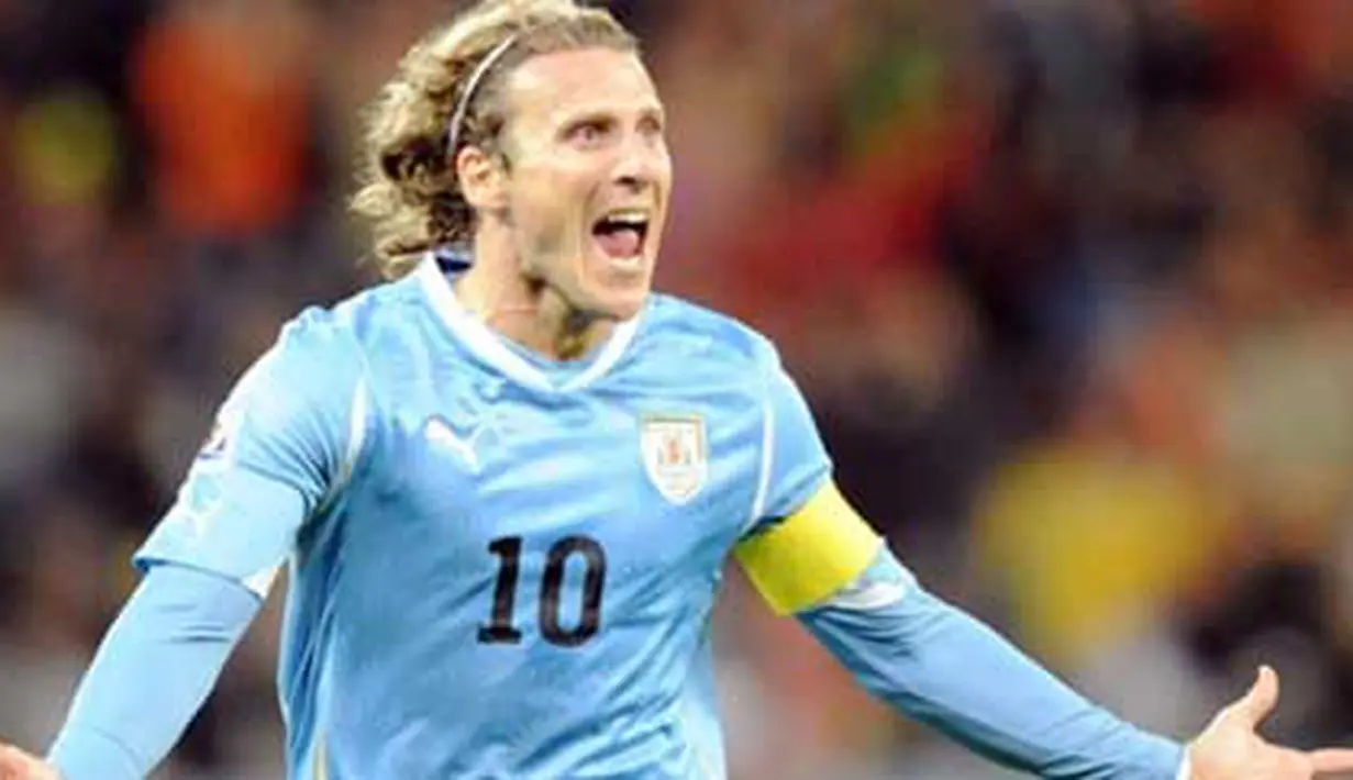 Selebrasi gol striker Uruguay Diego Forlan ke gawang Belanda di laga semifinal PD 2010 di Green Point Stadium, Cape Town, 6 Juli 2010. Uruguay kalah 2-3. AFP PHOTO / RODRIGO ARANGUA 