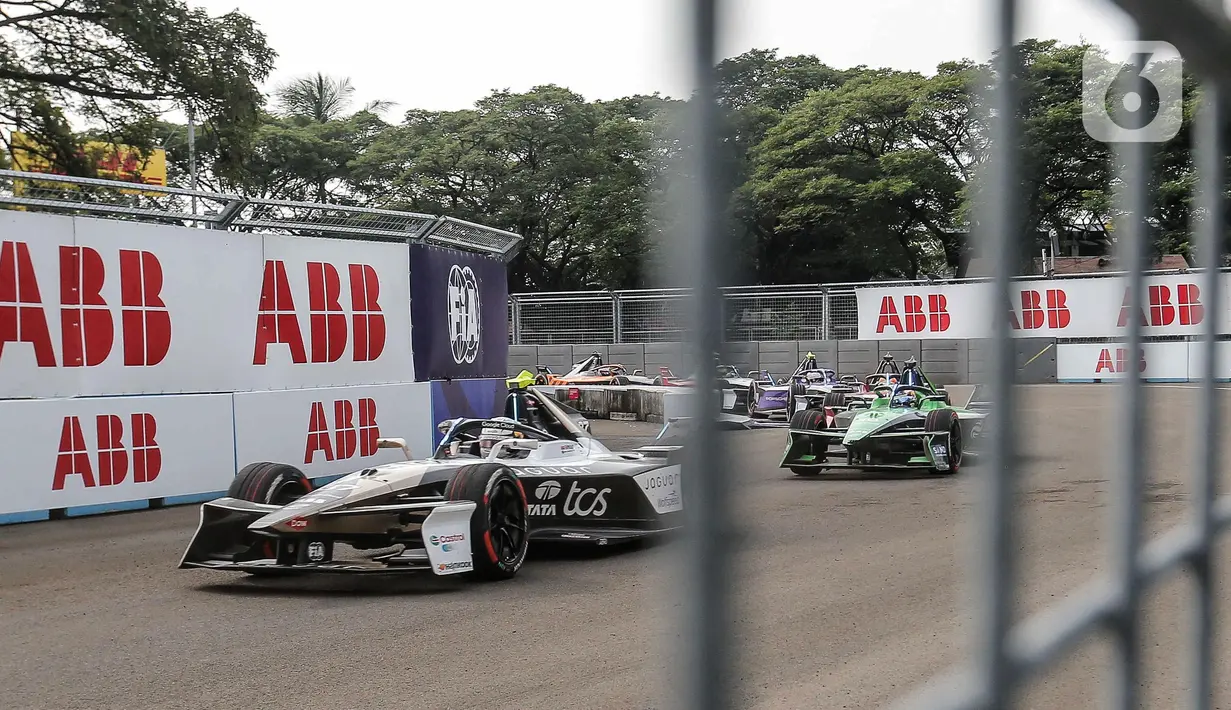 Jack Dennis terus mendapat tekanan dari Nyck de Vries yang mulai dari posisi ketiga mampu menyalip ke tempat kedua di tikungan pertama. (Liputan6.com/Herman Zakharia)