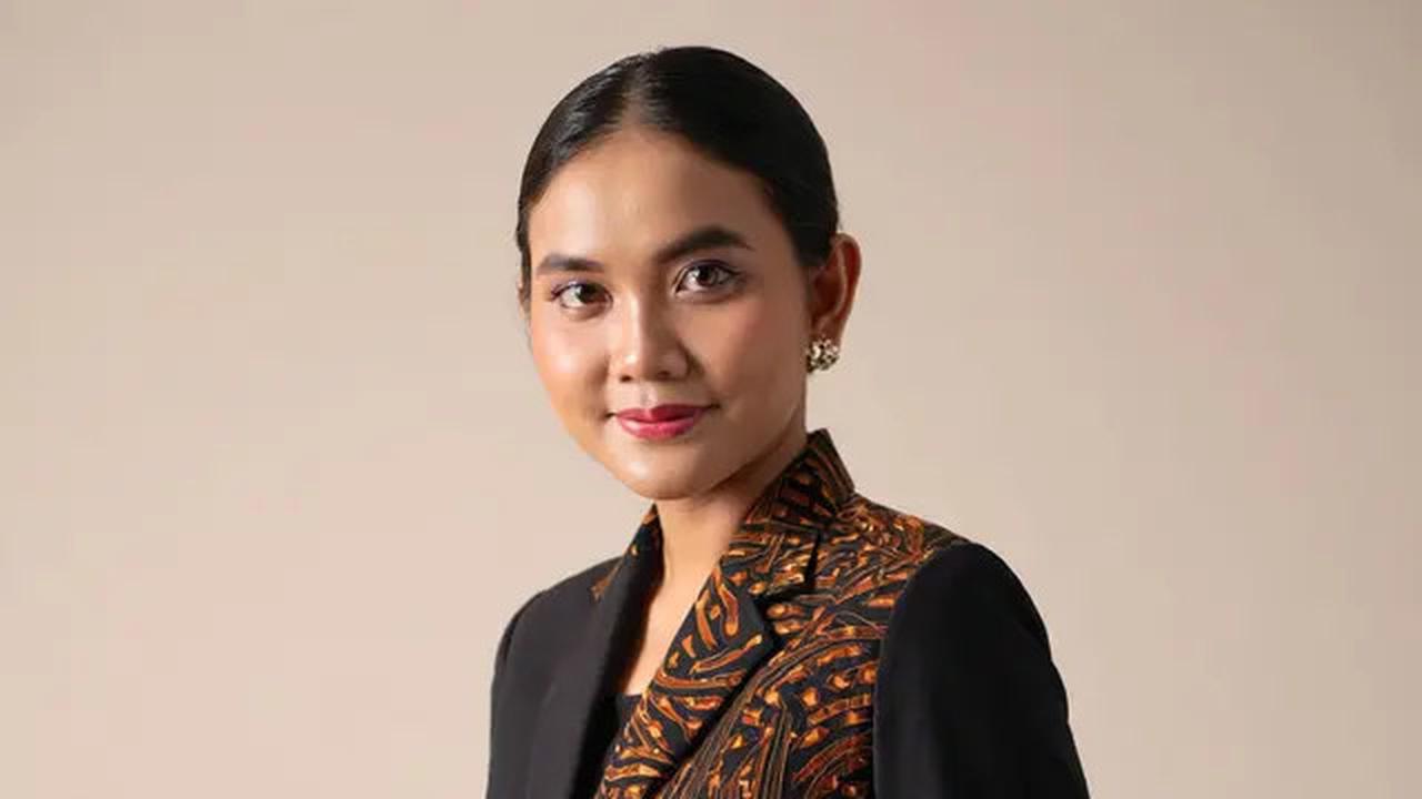 7 Model Jas Kombinasi Batik Wanita yang Trendi di Tahun 2025, Gaya Formal Elegan Berbalut Nuansa Budaya