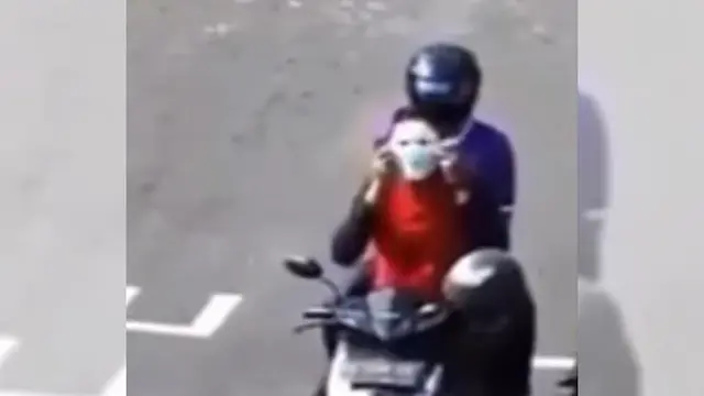 Pemotor ini malah menggunakan masker wajah, bukan masker mulut