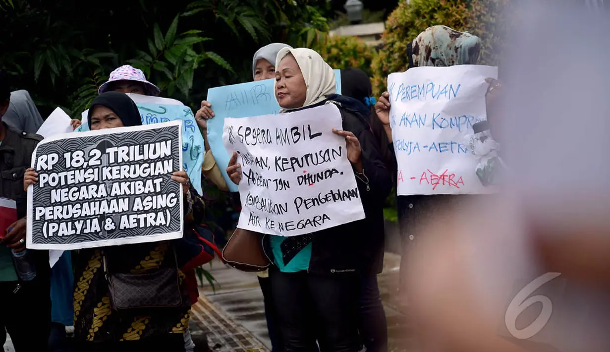Aksi para aktivis dari Koalisi Masyarakat Menolak Swastanisasi Air Jakarta di depan Pengadilan Negeri, Jakarta Pusat, Selasa (13/1/2015). (Liputan6.com/Faizal Fanani)