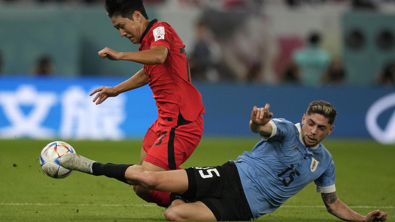 Foto: Permainan Keras Uruguay Vs Korsel di Laga Perdana Grup H Piala Dunia 2022