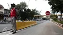 Petugas TransJakarta menjaga jalur busway dikawasan Pramuka, Jakarta, Minggu (12/6/2016). Pemprov DKI Jakarta akan melakukan sterilisasi jalur Trans Jakarta mulai Senin nanti (13/6). (Liputan6.com/Faizal Fanani)