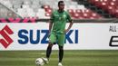 Pemain Timor Leste, Jorge Sabas, mengamati instruksi saat latihan di SUGBK, Jakarta, Senin (12/11). Latihan ini persiapan jelang laga Piala AFF 2018 melawan Timnas Indonesia. (Bola.com/Vitalis Yogi Trisna)